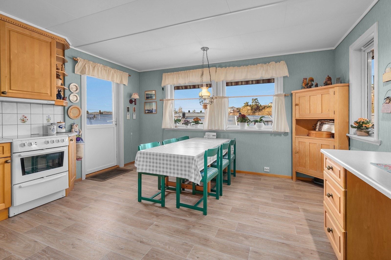 Kjøkkenet er stort med godt oppbevaringsplass og med plass til et stort spisebord. Galleribilde