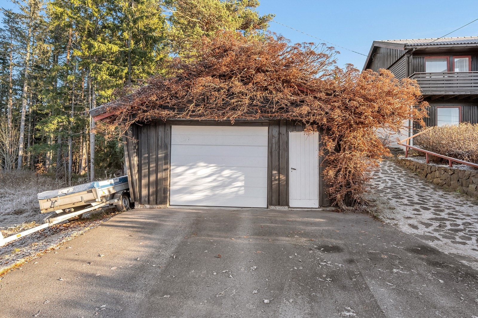 Egen garasje med elektrisk portåpner. Galleribilde