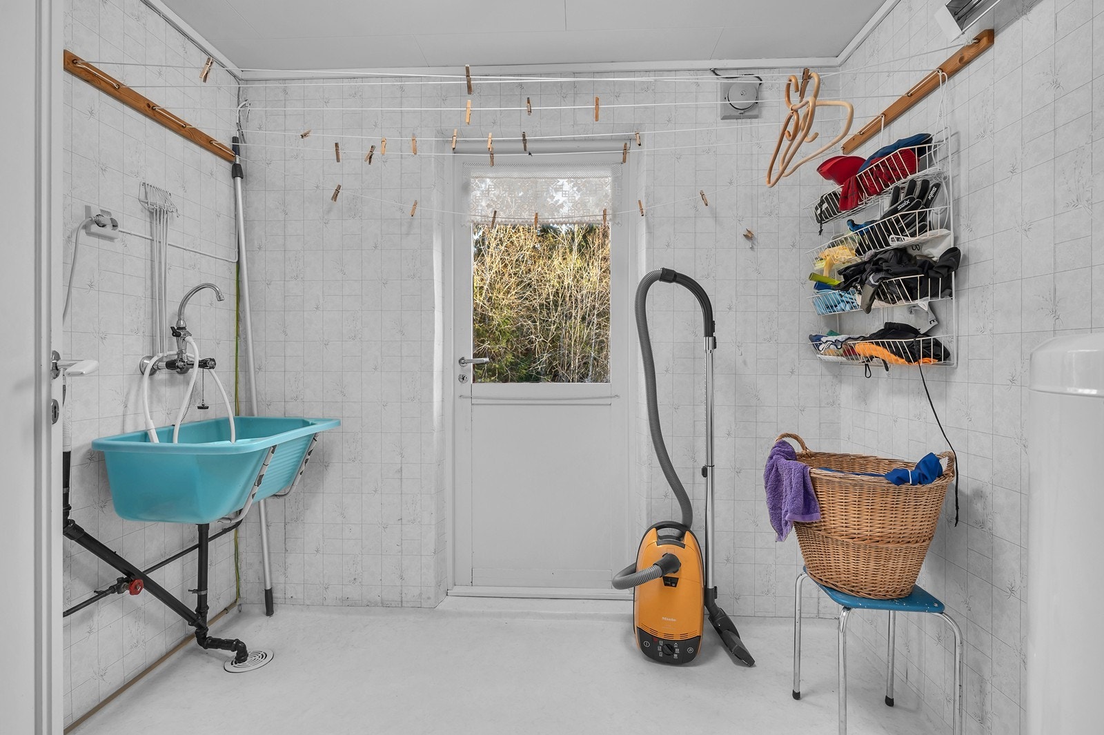 Vaskerom med egen inngang fra baksiden av boligen. Galleribilde