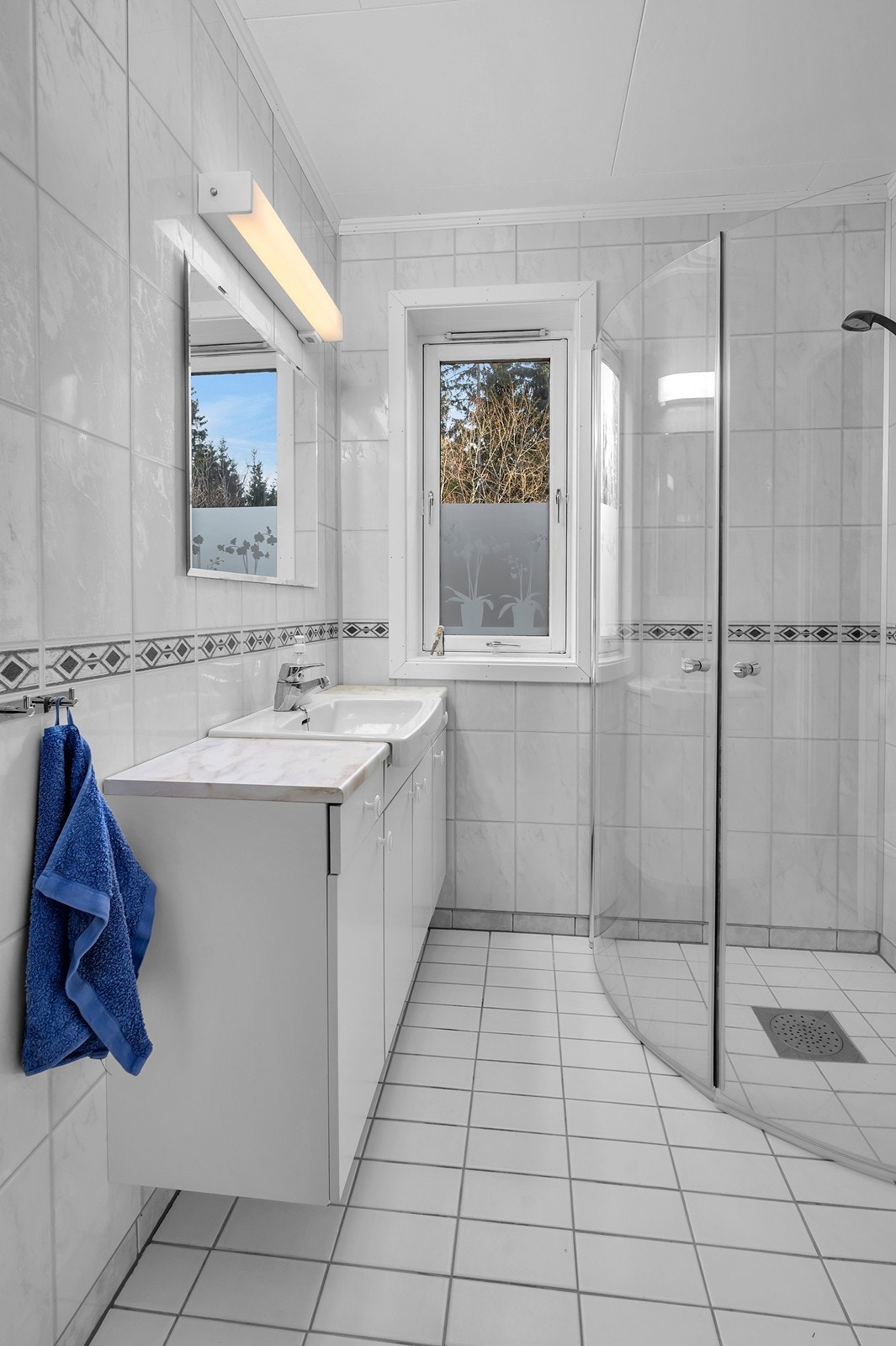 Flislagt bad i 1. etasje. Galleribilde