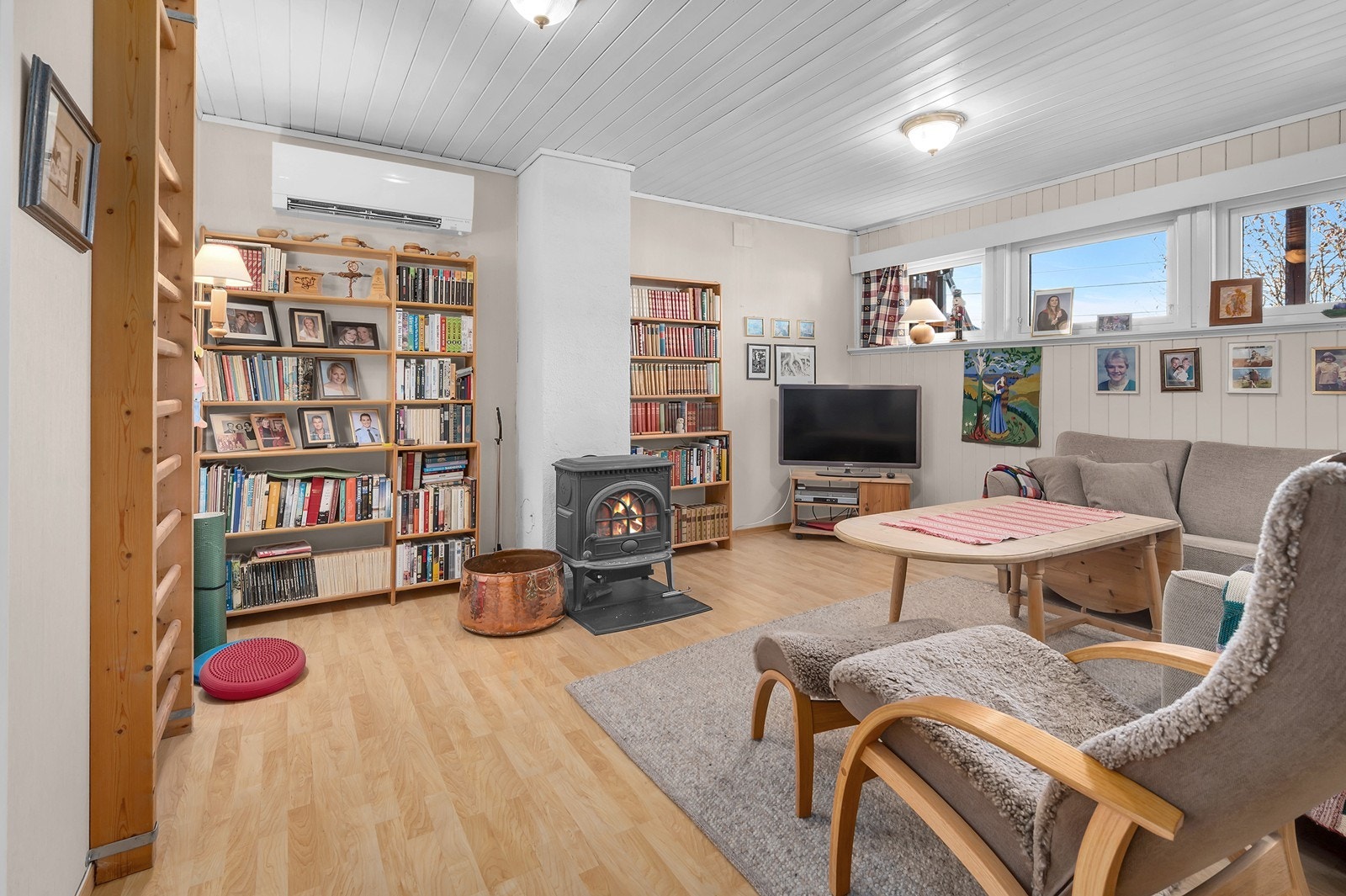 Her er det peisovn og varmepumpe som sørger for gode oppvarmingsmuligheter. Galleribilde