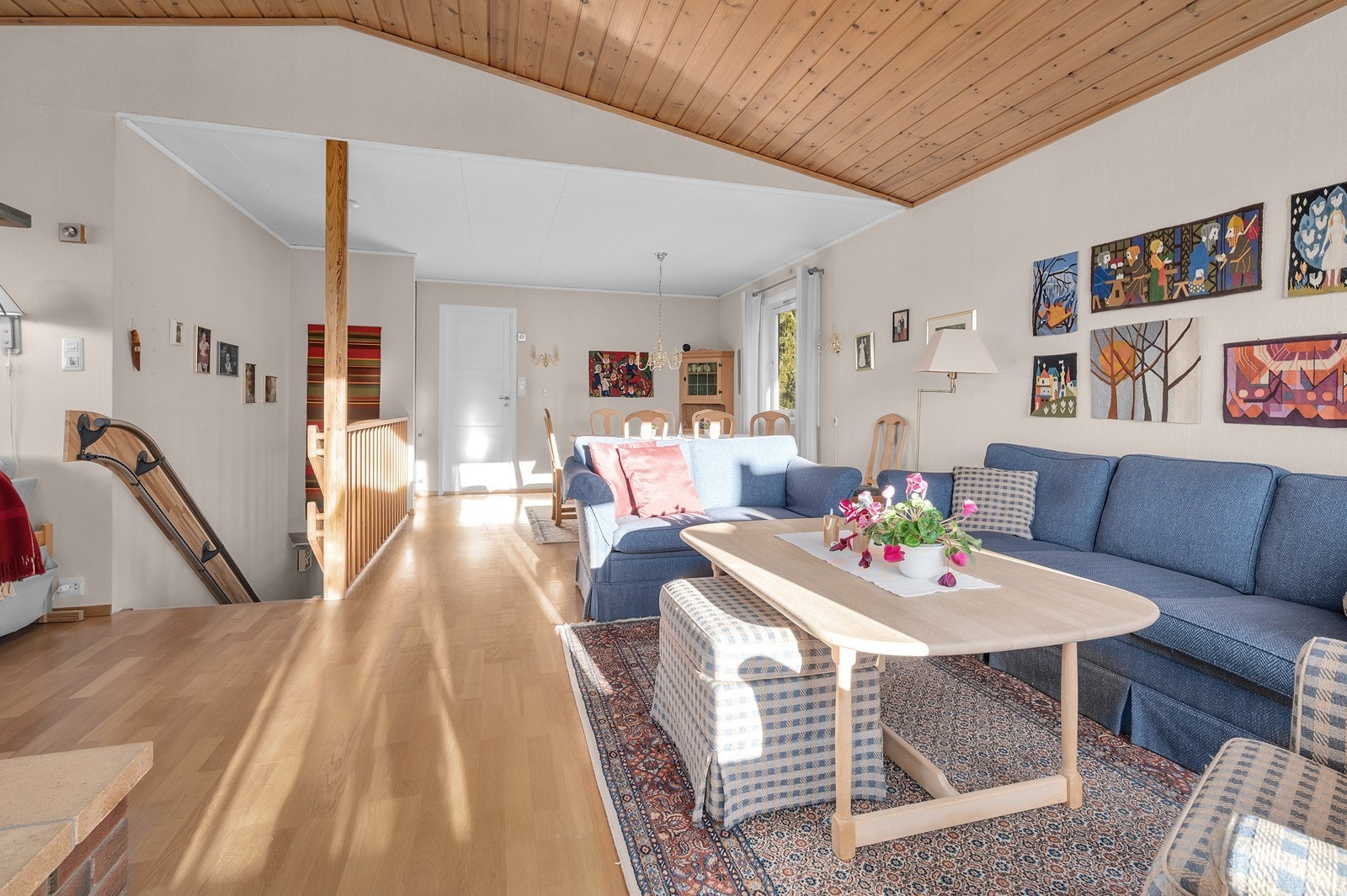 I stuen er det plass til både sittegruppe, spisestue og tv-hjørne. Galleribilde