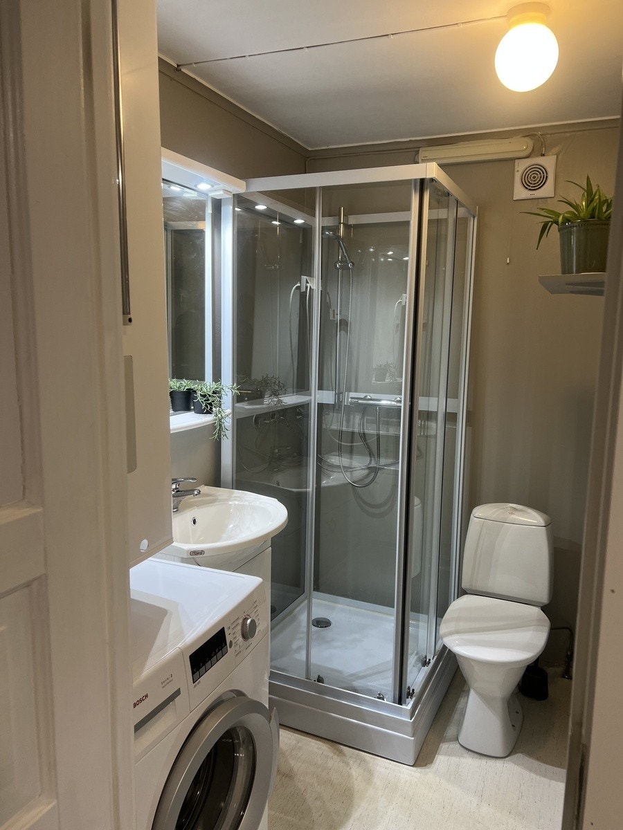 Bad med vaskemaskin Galleribilde