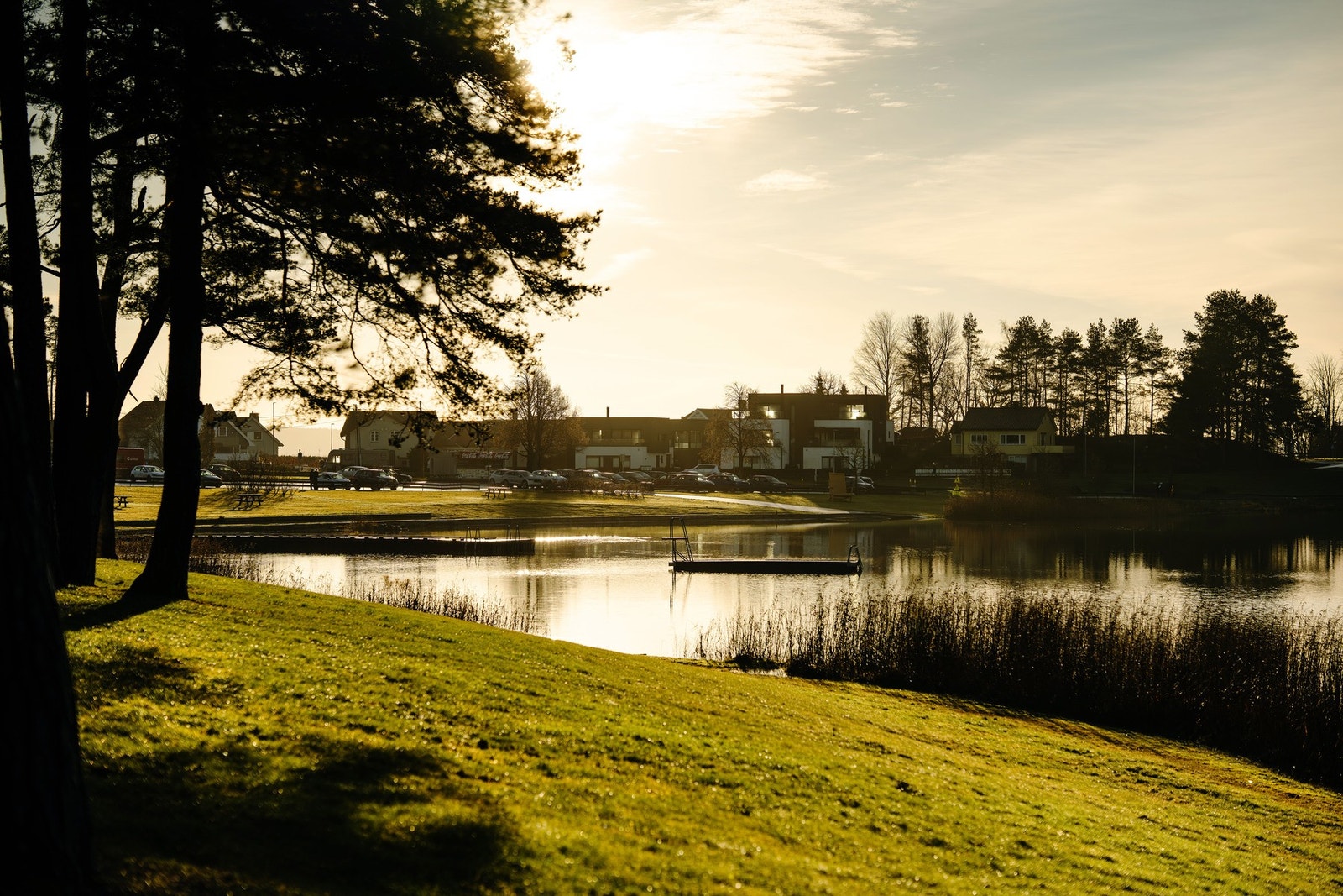 Kveldssolen er fin å nyte ved Tunevannet Galleribilde