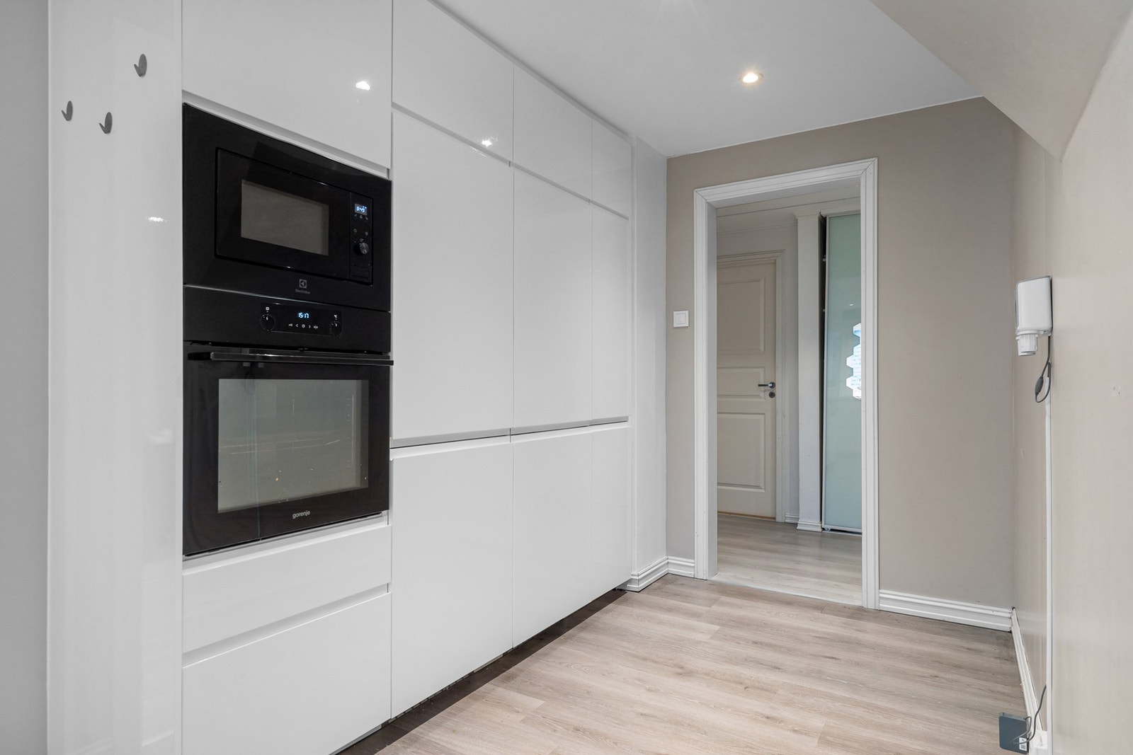 Helintegrerte hvitevarer med fryser og kjøkeskap i denne skaperekken Galleribilde