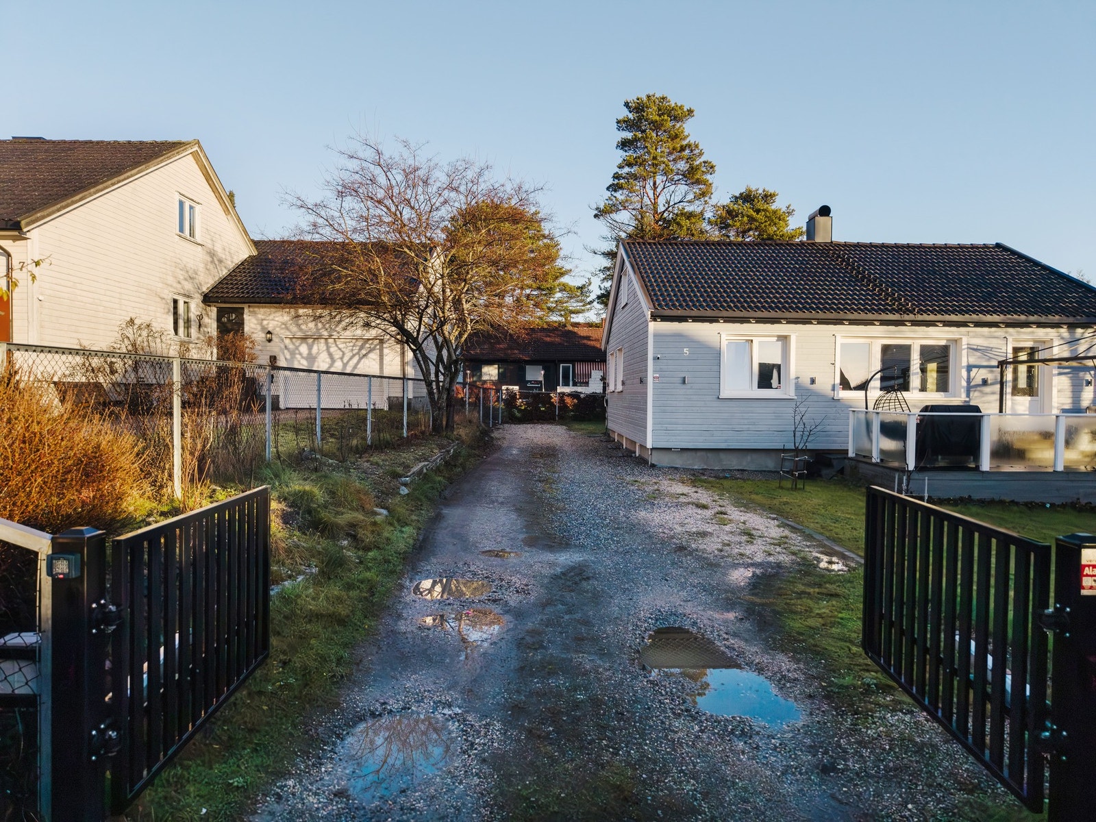 Innkjørsel med elektrisk port Galleribilde