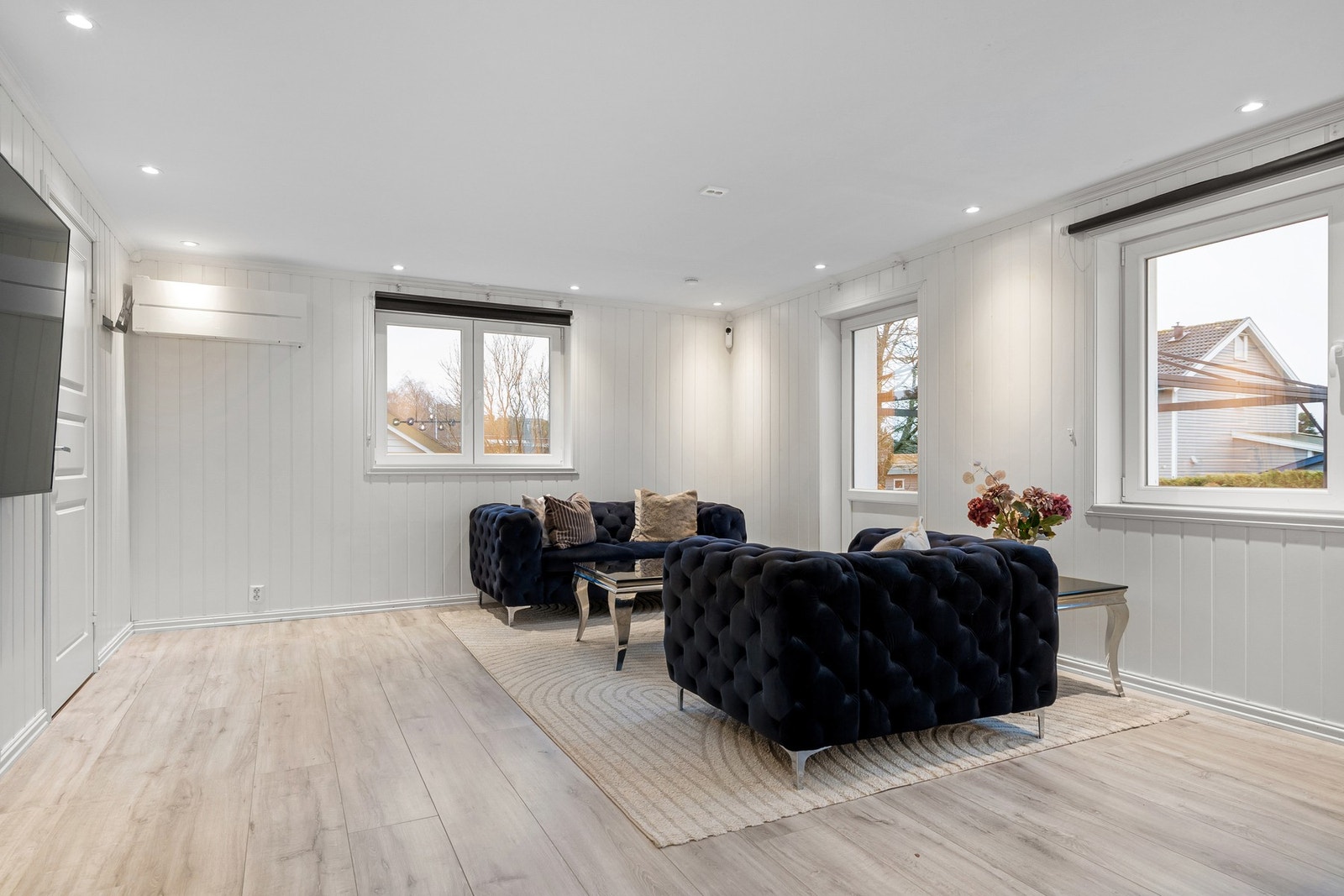 Utgang til terrasse fra hagen. Galleribilde