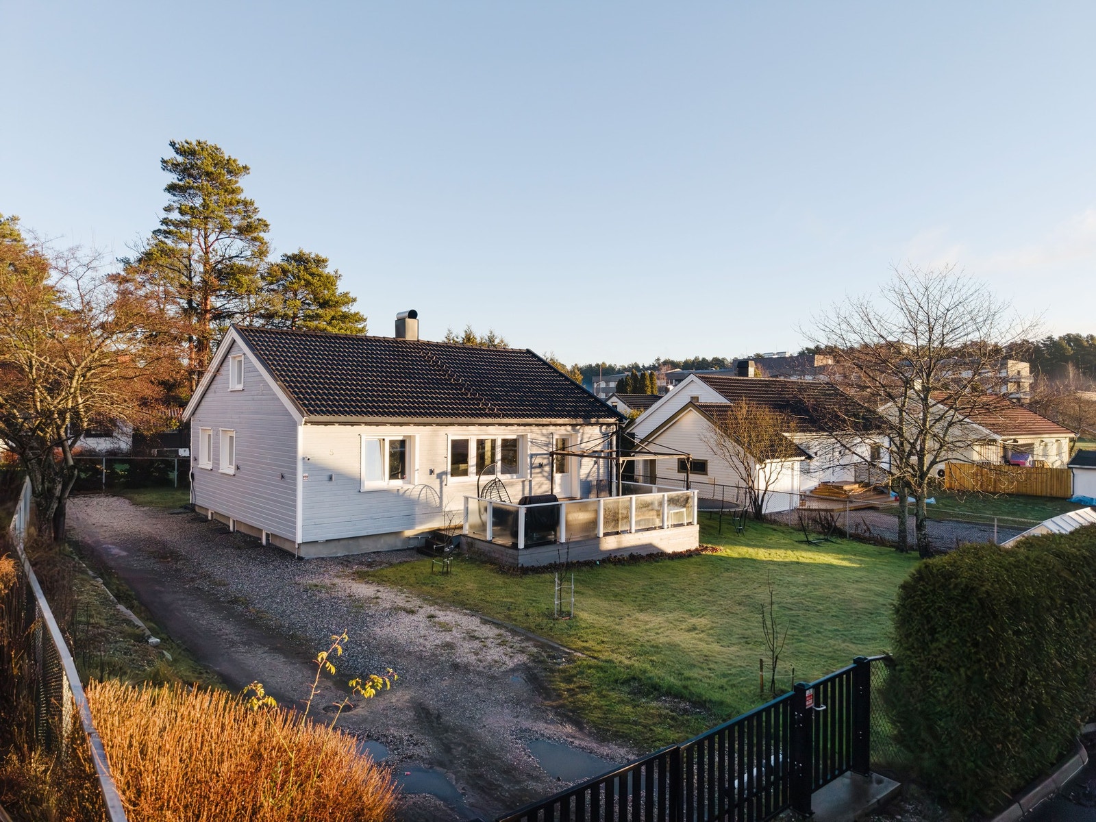 Velkommen til Askeladdveien 5! Eiet tom med inngjerdet elektrisk port skaper et meget barnevennlig hjem! Galleribilde