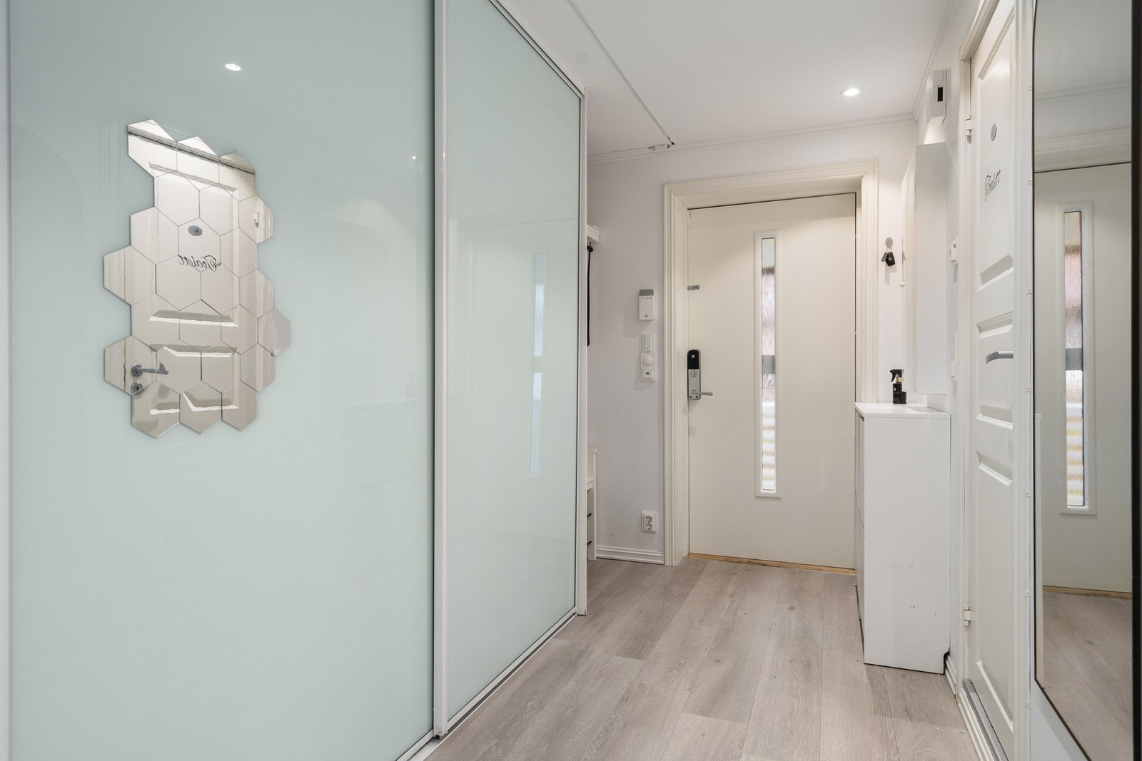 Gang med garderobe. Velkommen tilbake Galleribilde