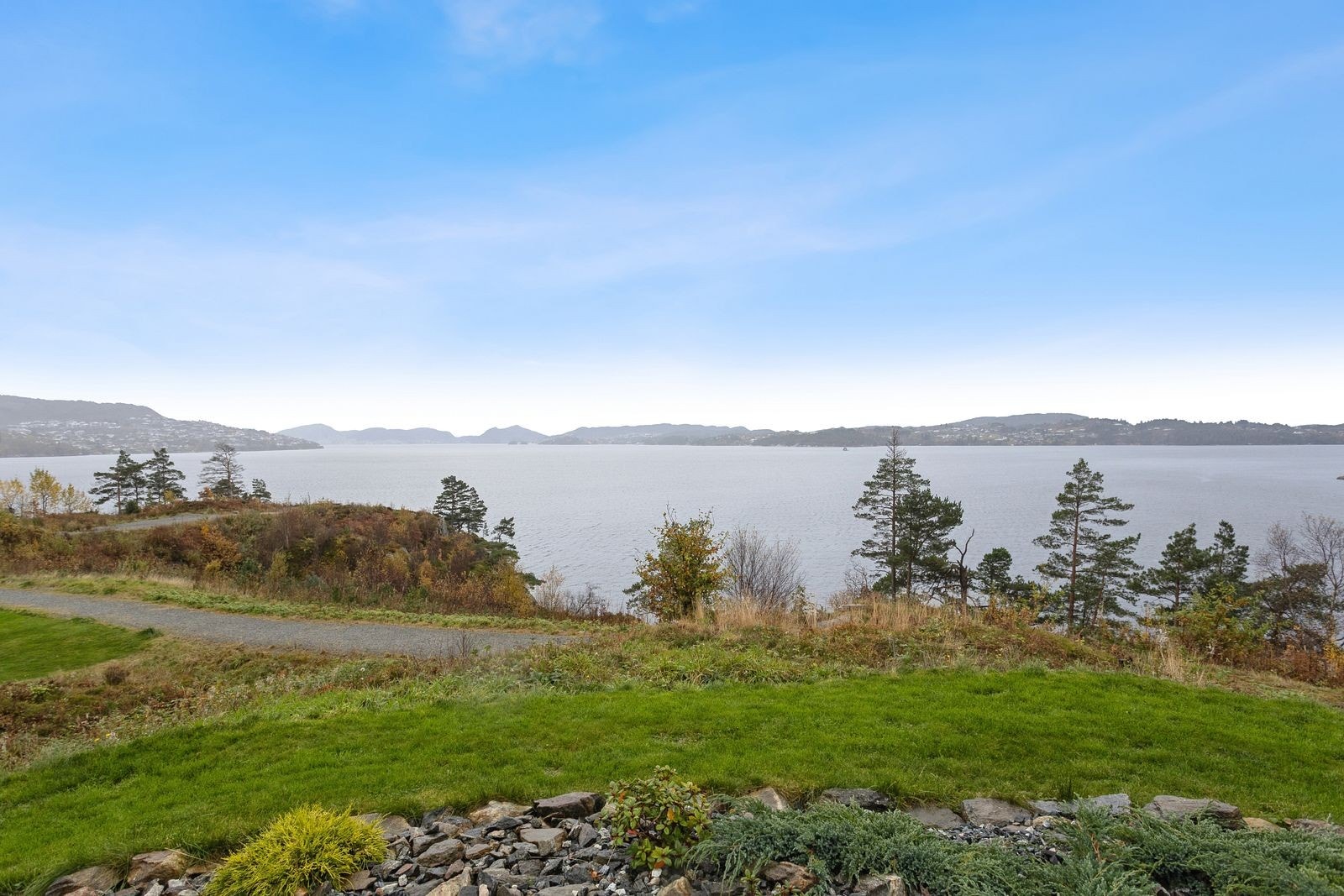 Leiligheten ligger i et flott og rolig område med store grøntområder ved sjøen. Galleribilde