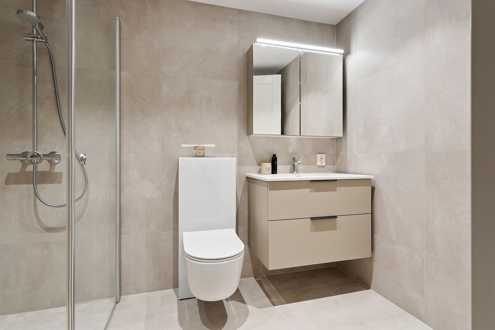 Lekker bad tilhørende hovedsoverommet. Baderomsmøbel fra HTH. Galleribilde