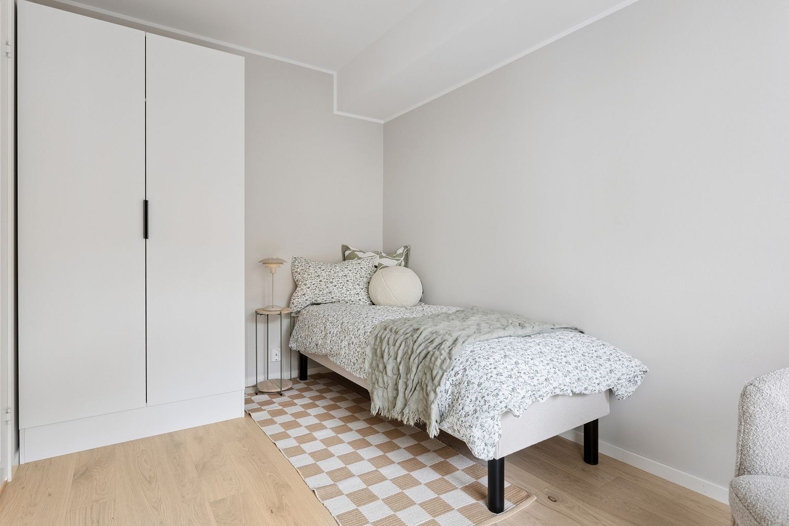 Romslig soverom med garderobeskap. Galleribilde