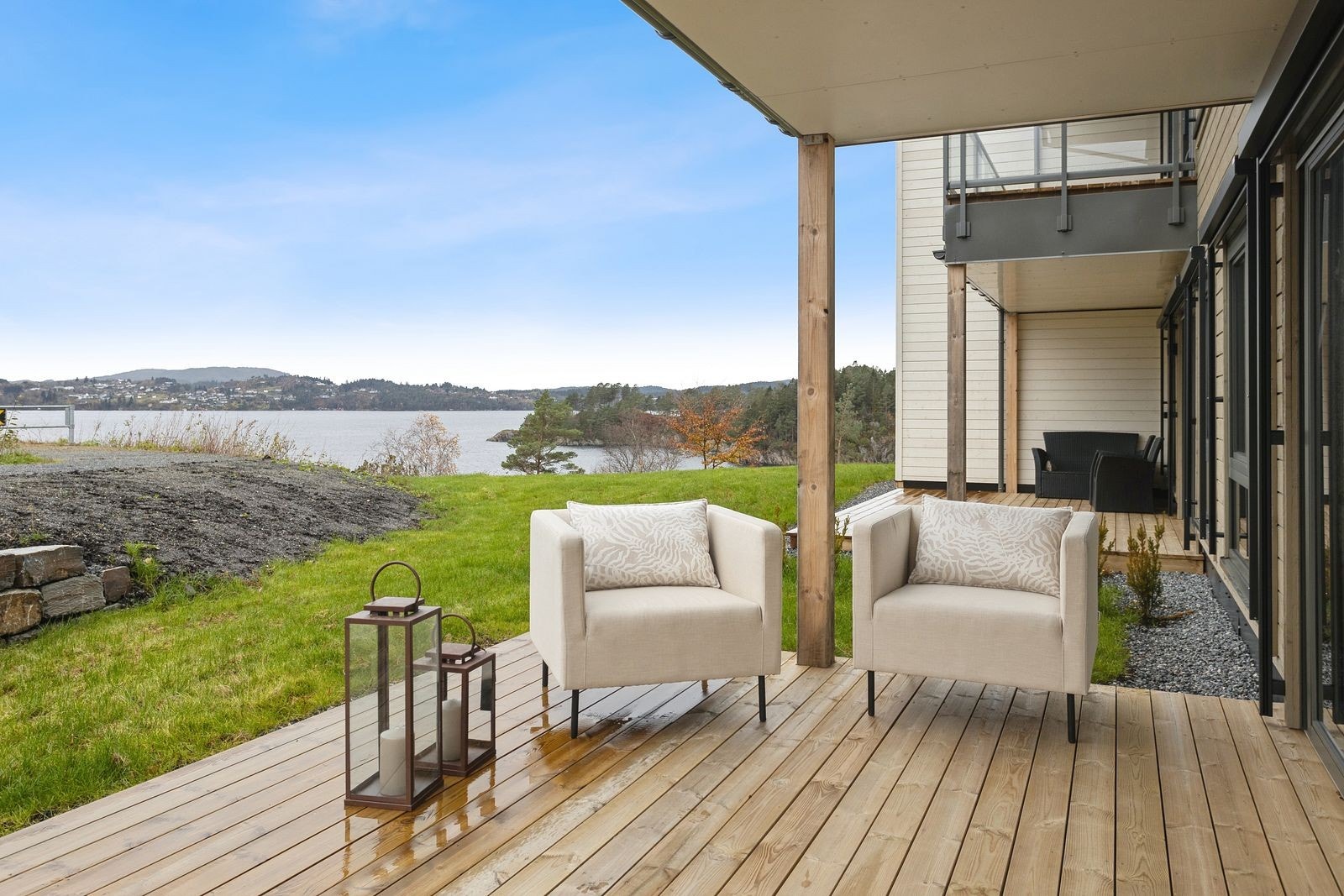 Stor terrasse hvor du kan nyte flott utsikt på fine dager. Galleribilde