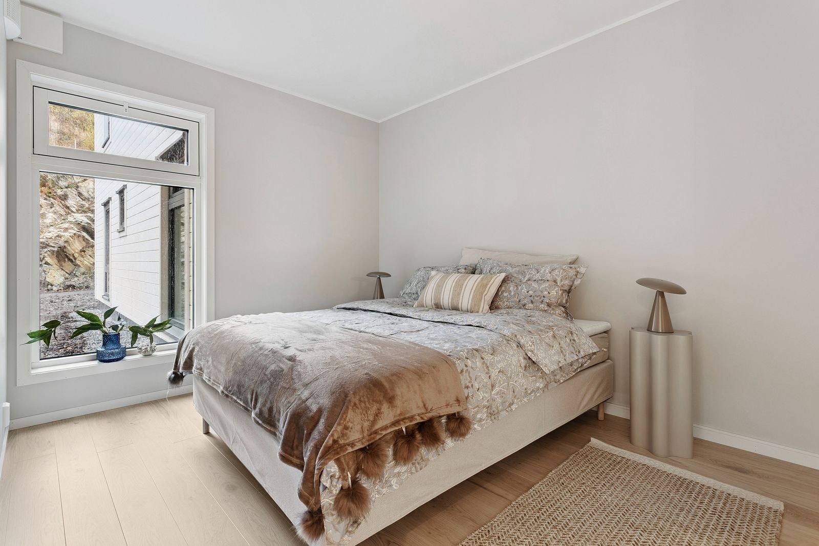 Romslig hovedsoverom med eget garderoberom og baderom. Galleribilde