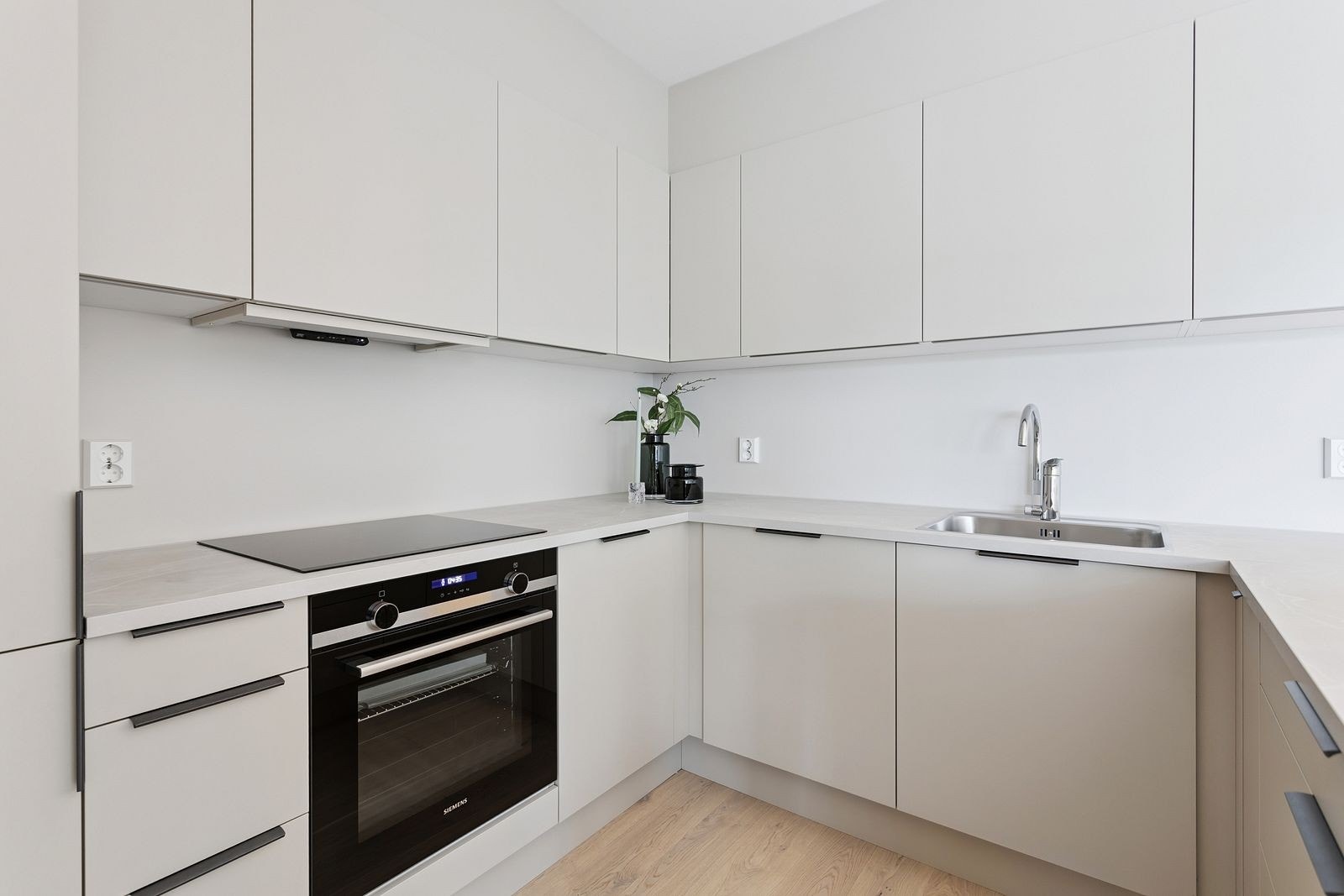 Lekkert HTH kjøkken med integrerte hvitevarer fra Siemens. Galleribilde