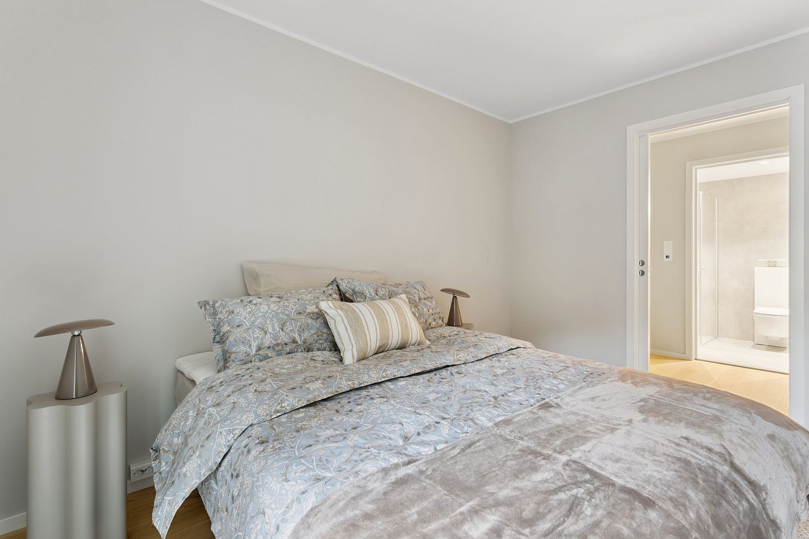 Hovedsoverom har praktisk løsning med "walk in closet" og eget bad. Galleribilde