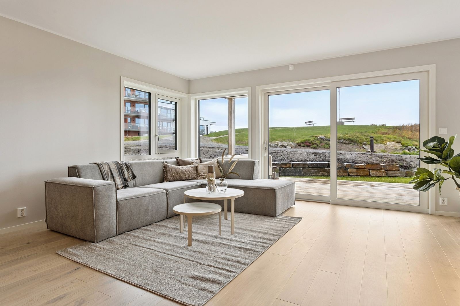 Store vindusflater gir godt med naturlig lys i leiligheten. Galleribilde