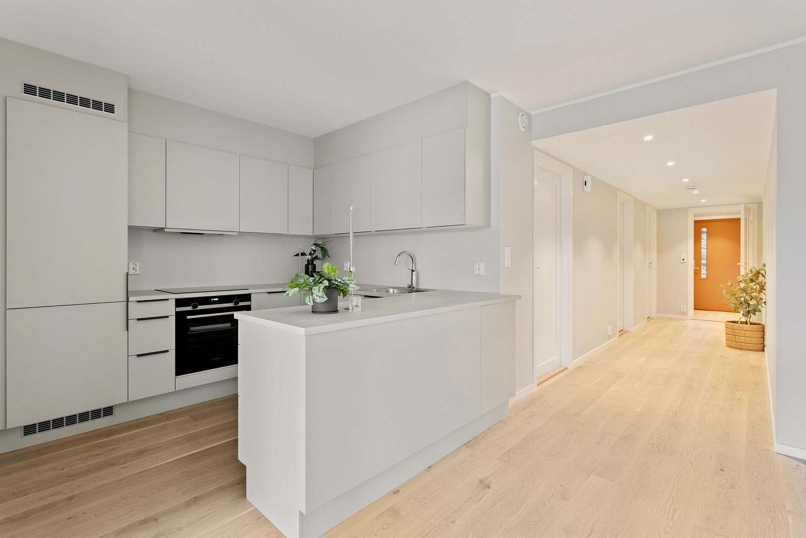 Kjøkkenet er oppgradert med en halvøy som gir ekstra skapplass og arbeidsflate. Romslig gang med downlights i himling. Galleribilde