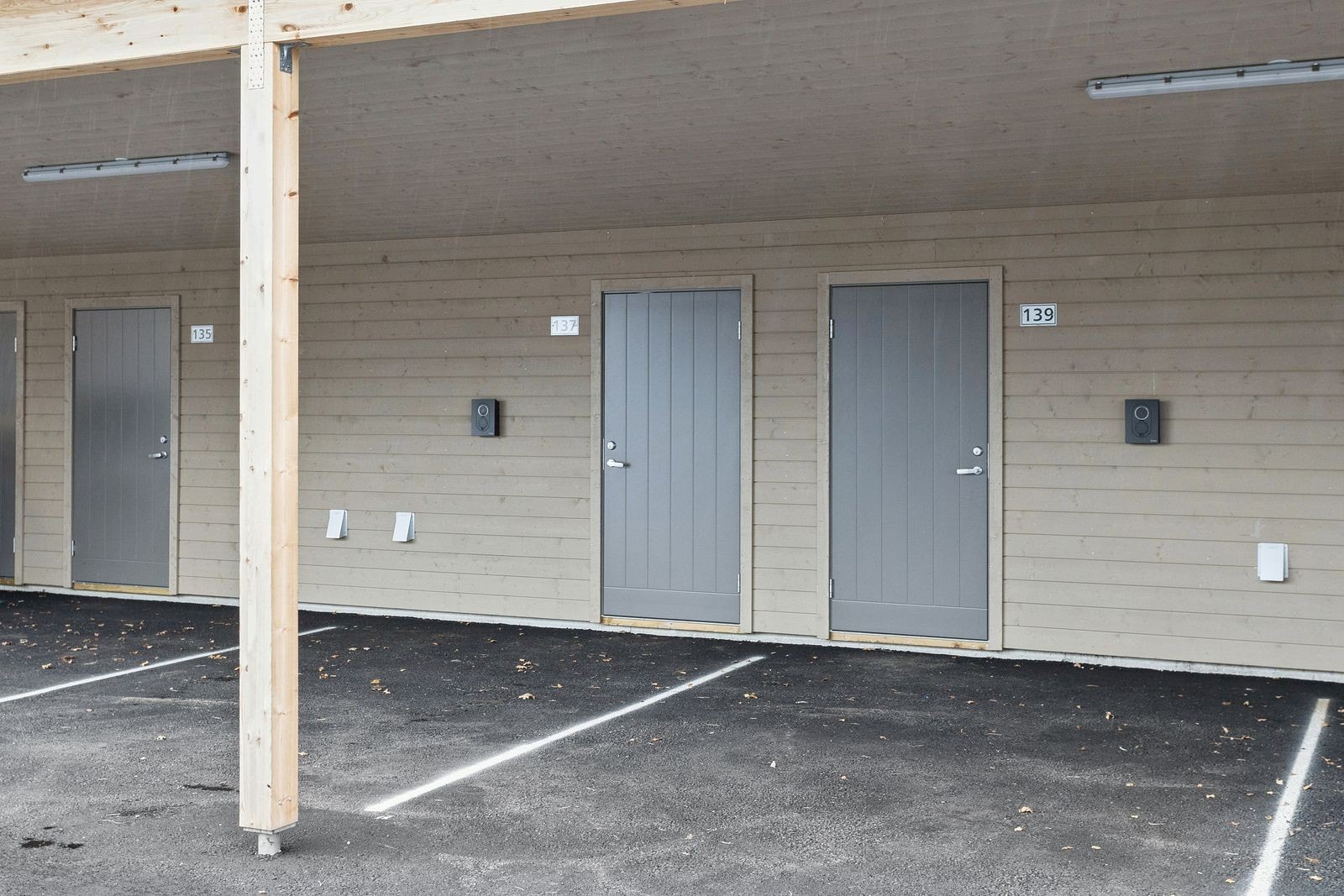 Det medfølger fast plass i carport med el-bil lader og bakenforliggende sportsbod. Galleribilde