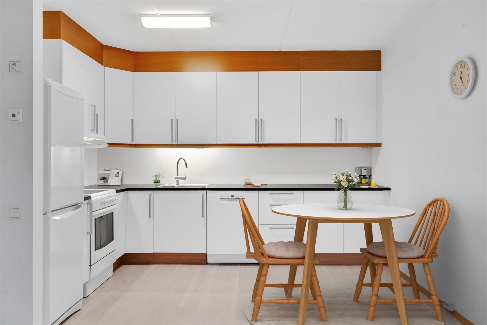 Like foran kjøkkenet har du god plass til stort spisebord- et naturlig samlingssted for store og små anledninger. (Digitalt møblert) Galleribilde