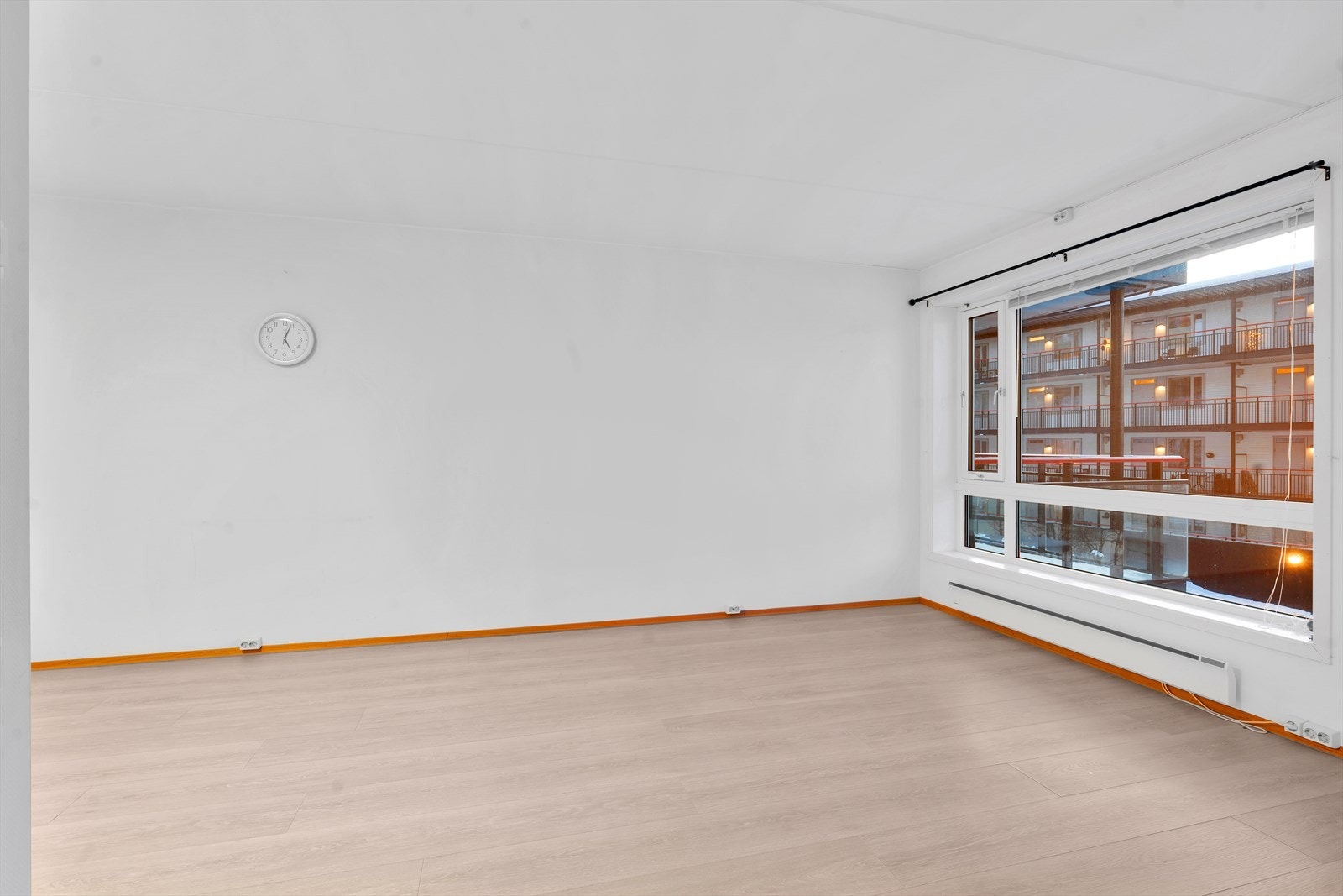 En flott 3-roms med etterspurt beliggenhet, samt parkering i garasje og balkong med nydelig utsikt! Galleribilde