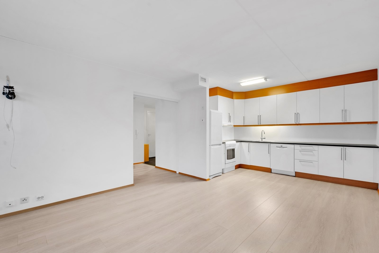 Stue og kjøkken i tidsriktig åpen løsning, som sikrer en romslig og sosial atmosfære. Galleribilde