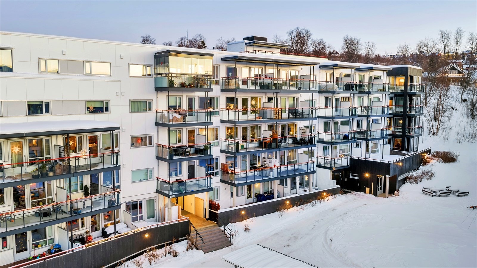 Leiligheten har en fin beliggenhet i byggets fjerde etasje med tilgang fra heis eller trapp. Galleribilde