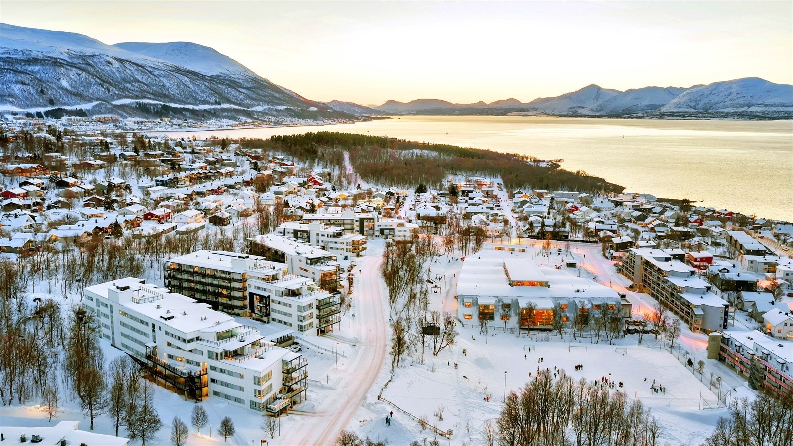Her bor du i et rolig, attraktivt og barnevennlig område med kort vei til nærmeste skole- og barnehage. Galleribilde