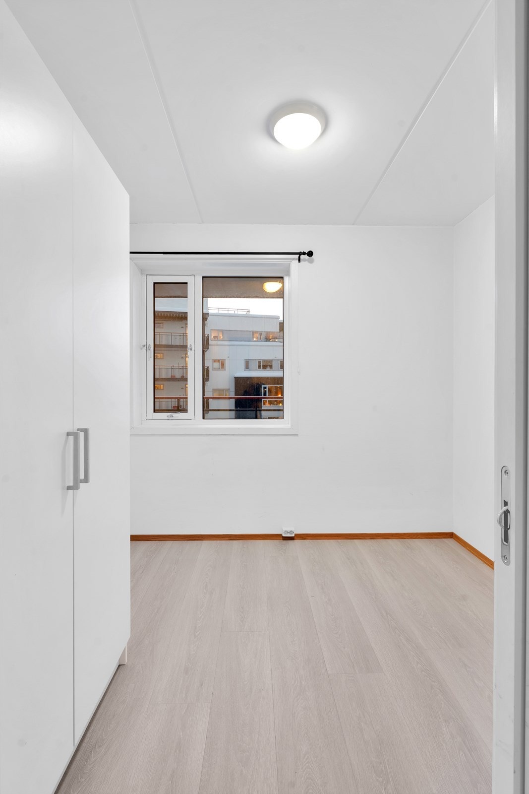 Soverom 2 - også av god størrelse, med praktisk garderobe for oppbevaring. Galleribilde