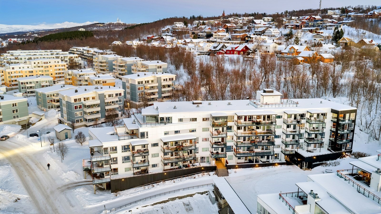 Busstopp med hyppige avganger til UNN/UiT, sentrum og Jekta like ved. Galleribilde