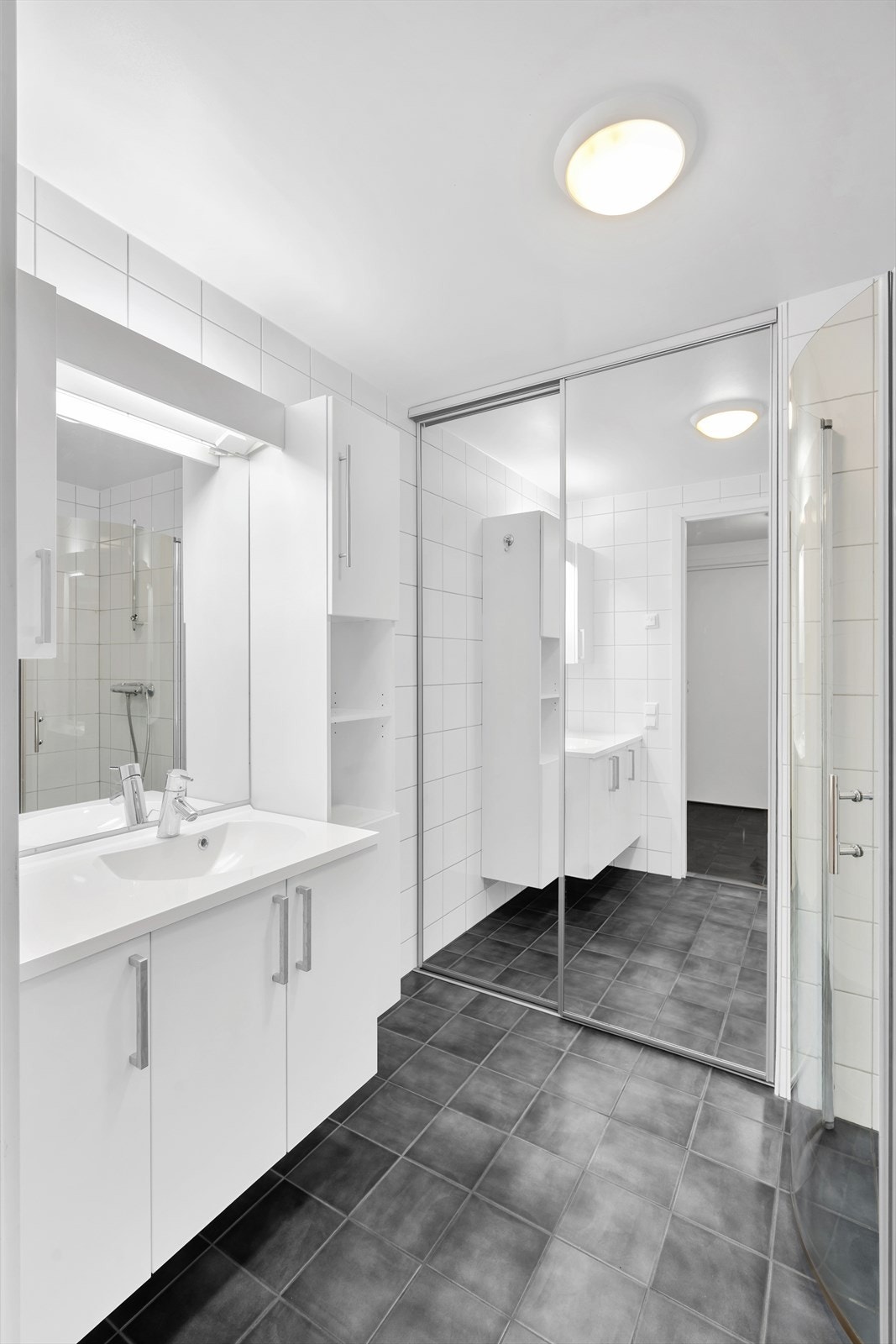 Badet byr på god oppbevaringsplass, både i baderomsinnredningen og i skyvedørsgarderoben. Galleribilde