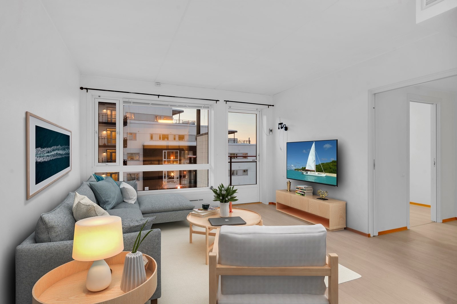 Stuen byr på rikelig naturlig lysinnslipp, gode møbleringsmuligheter og en innbydende atmosfære. (Digitalt møblert) Galleribilde