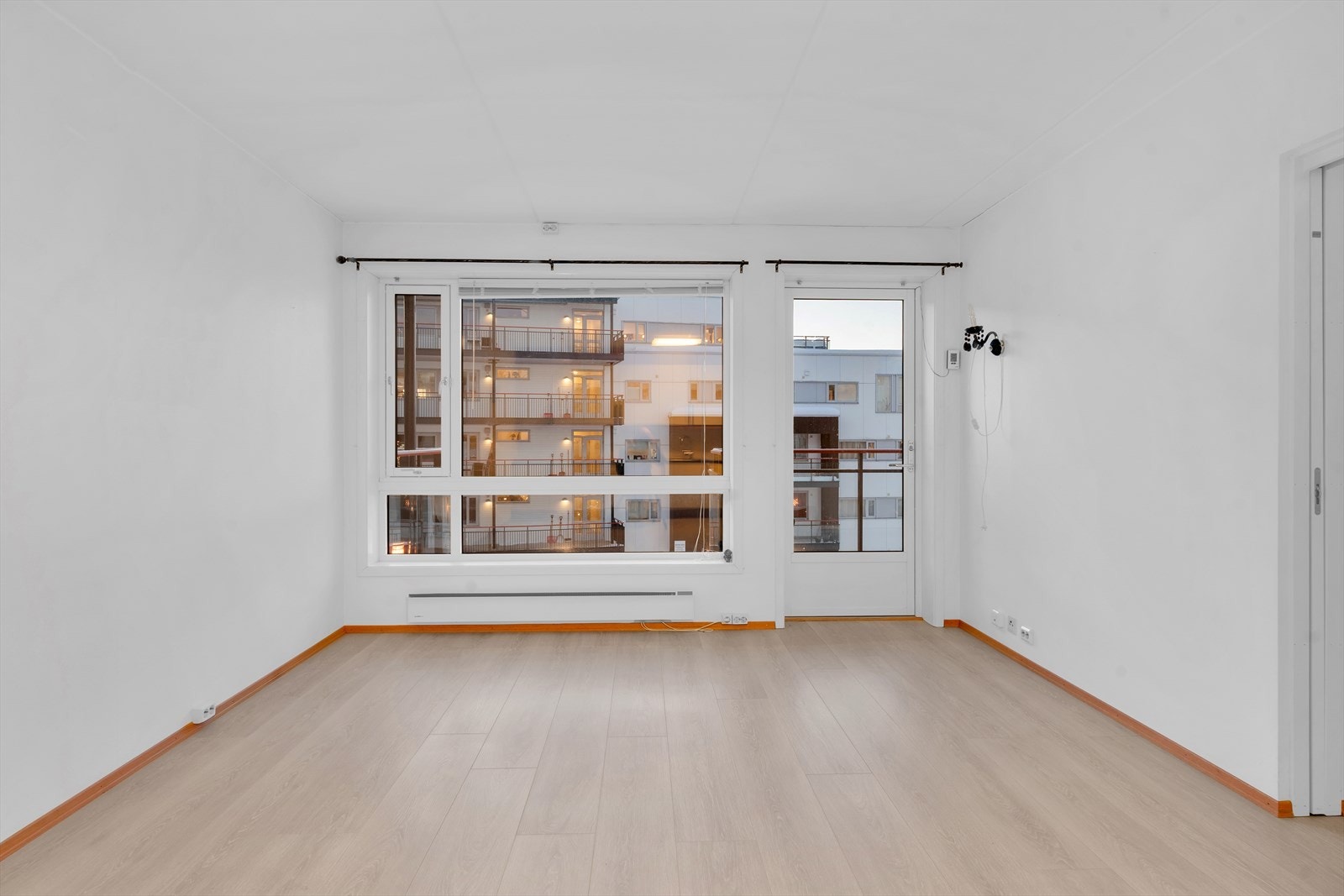 Fra stuen er det direkte utgang til flott solrik balkong. Galleribilde