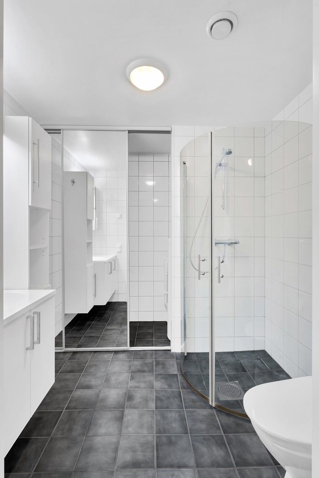 Komplett flislagt bad med varme i gulv, samt dushjørne med buet dusjkabinett. Galleribilde