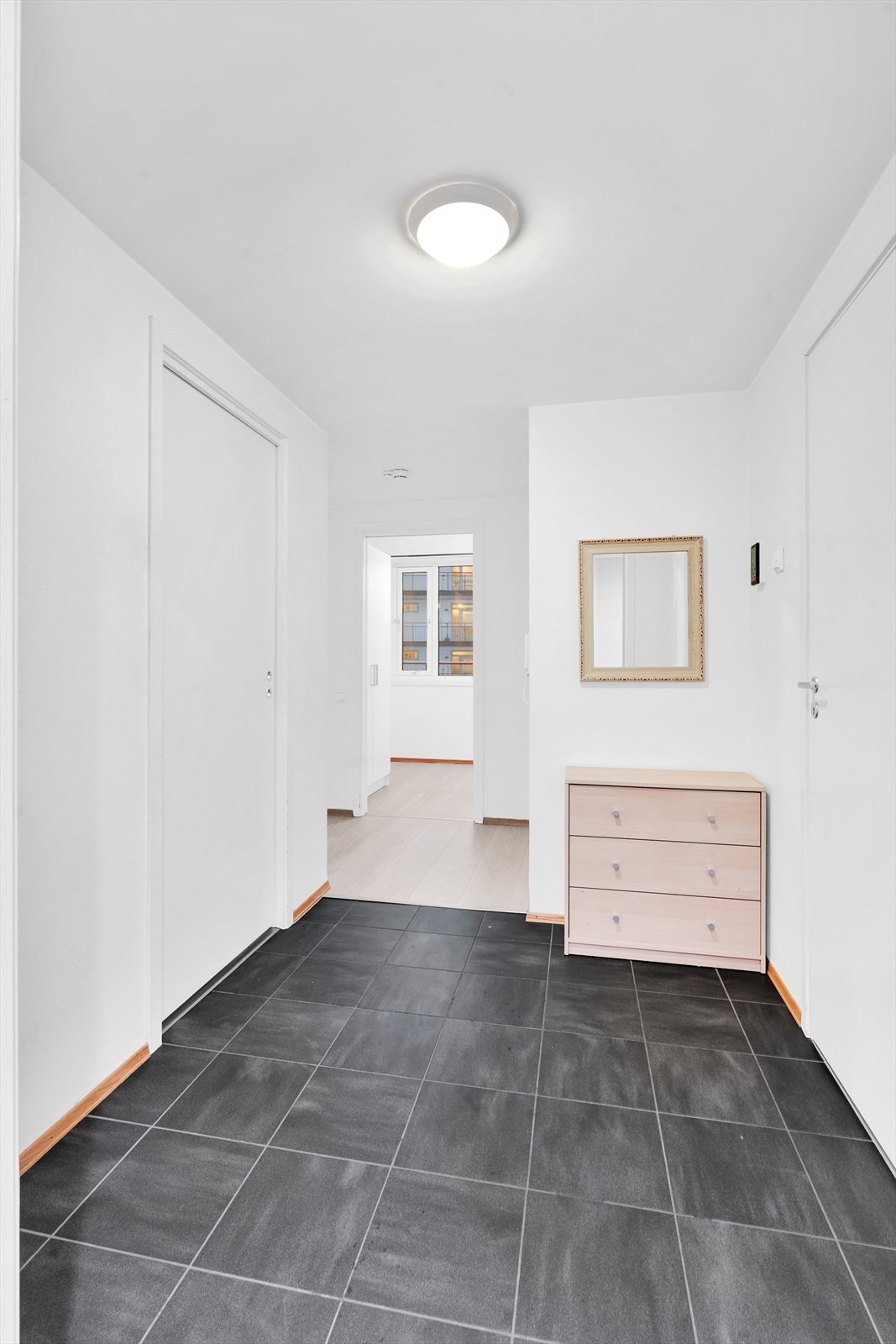 Velkommen inn! Pen flislagt entré med gulvvarme og god plass til oppbevaring av yttertøy. Galleribilde