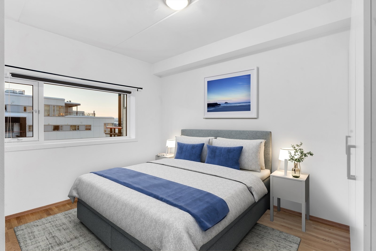 Soverom 1 med god plass til stor seng og annet ønsket møblement. (Digitalt møblert) Galleribilde