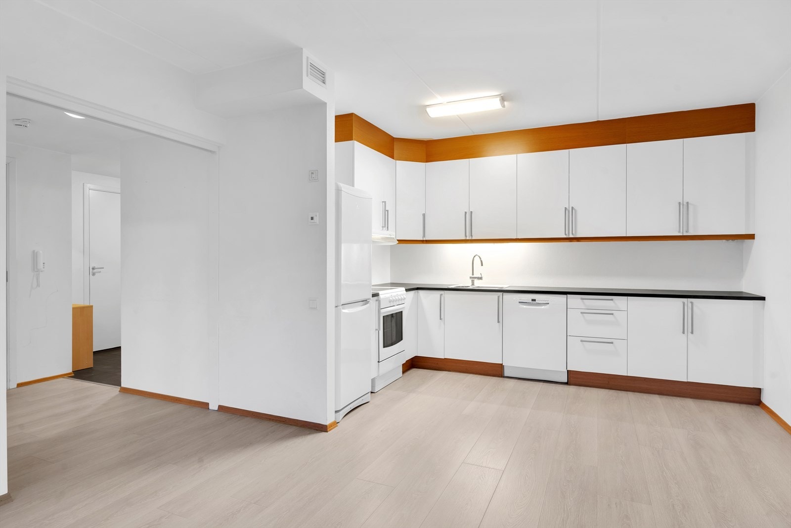 Boligen har en gjennomgående god standard- med nytt gulv i kjøkken/stue og på ett soverom, samt balansert ventilasjon som ivaretar luftkvaliteten året rundt. Galleribilde