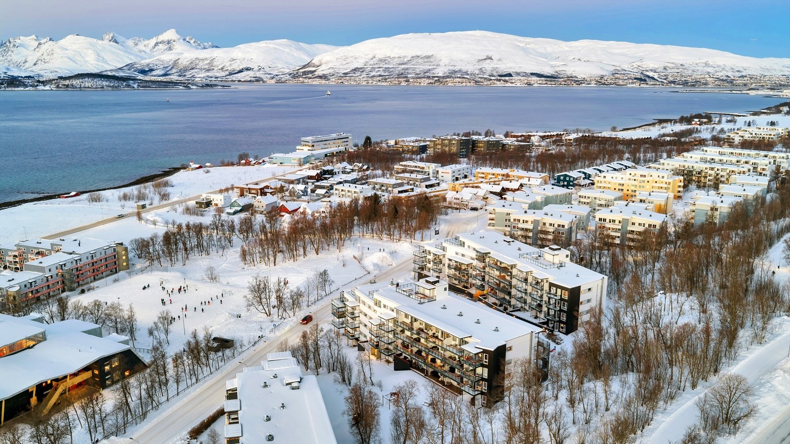 Med lysløypa bare et steinkast unna, kan du ta på deg tur- eller skiskoene og nyte naturen rett utenfor døren. Galleribilde