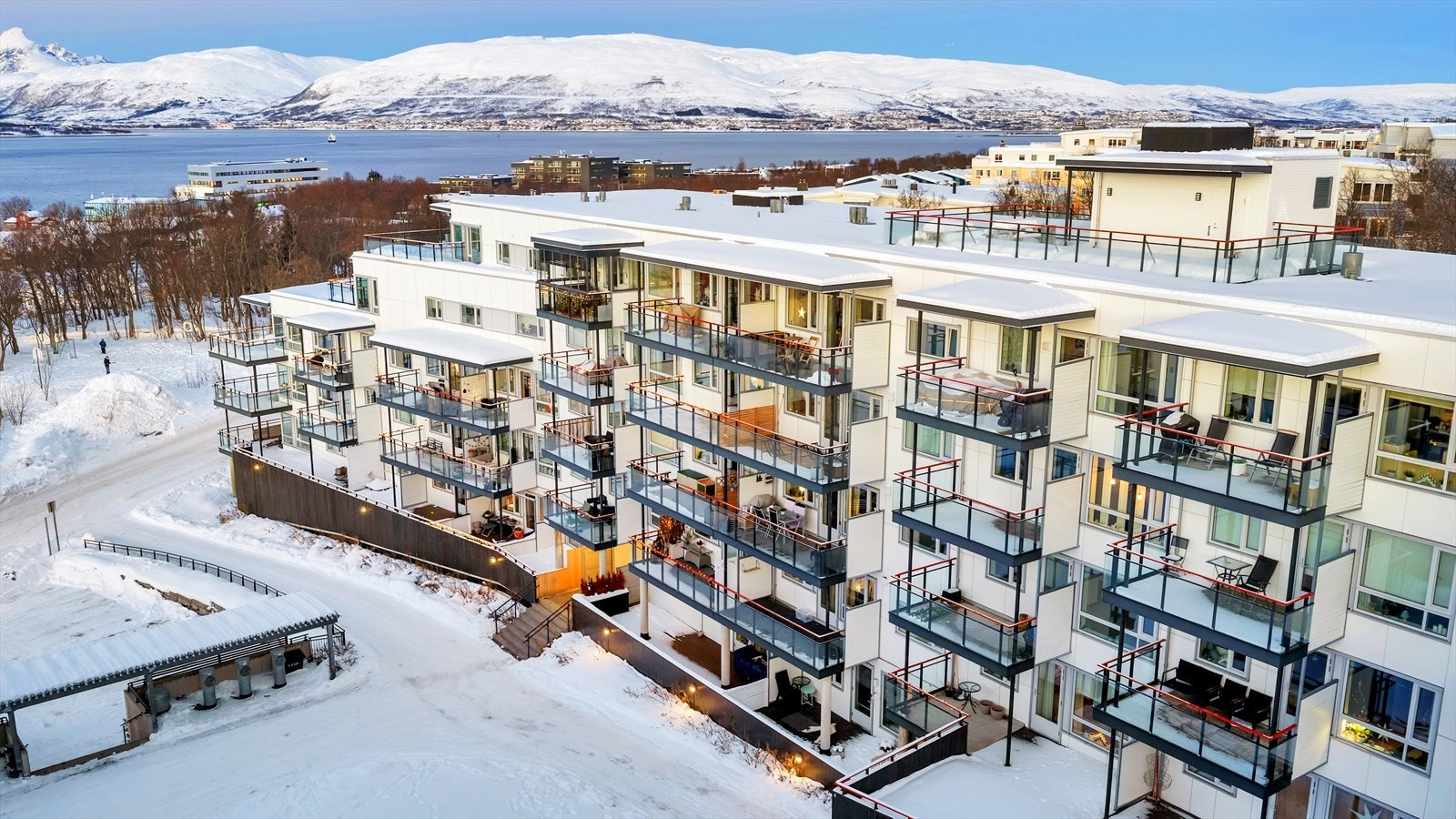 Kun er kort spasertur unna ligger søndagsåpen Kiwibutikk. Galleribilde