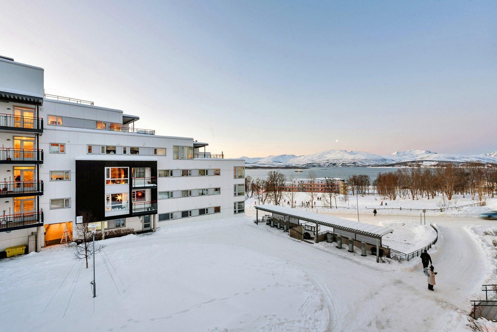 Medfølgende boligen får du parkering i felles garasjeanlegg, og en 5 m² stor kjellerbod. Galleribilde