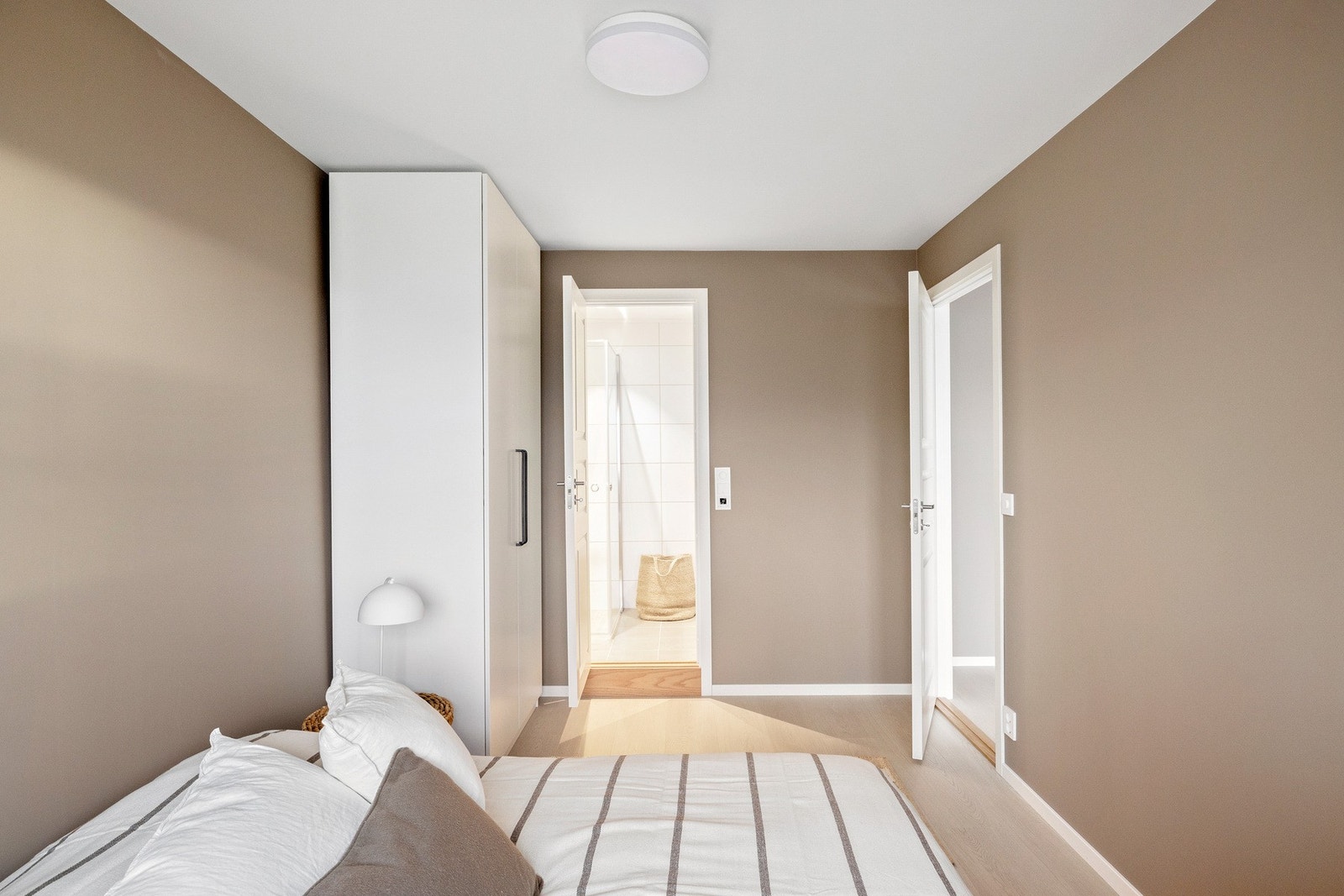 Fra hovedsoverommet får man også sitt eget bad. Galleribilde