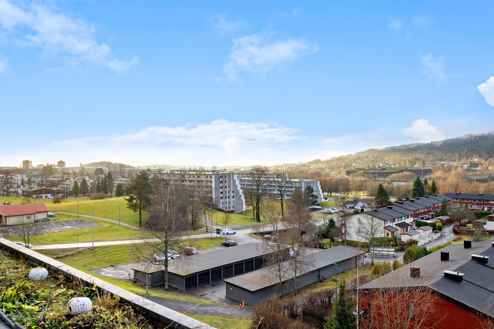 Fra stuen er det utgang til sydvestvendt terrasse med en herlig utsikt. Galleribilde