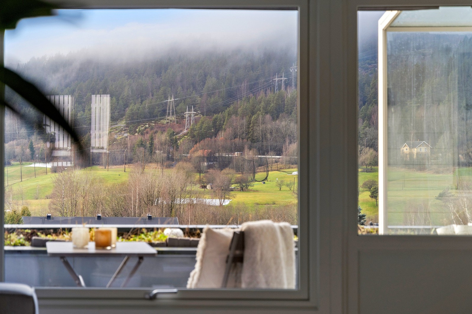 Utsikten kan også nytes fra sofakroken! Galleribilde