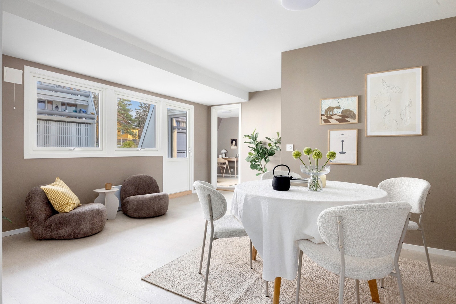 Alt ligger til rette for smakfulle måltider og hyggelige samtaler i godt selskap! Galleribilde