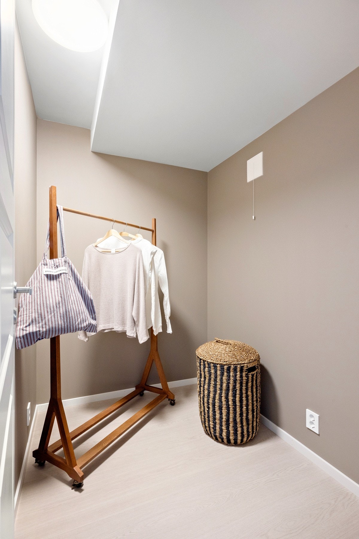 Det er godt med lagringsplass i innvendig bod, samt kjellerbod på 6m2. Galleribilde