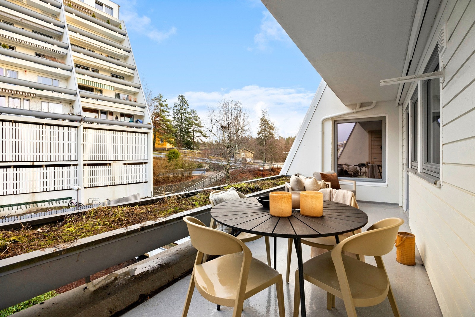 Terrassen er romslig og på hele 14m2. Det er god plass til møblering, og man har også en praktisk utvendig bod her på ca. 1m2. Galleribilde