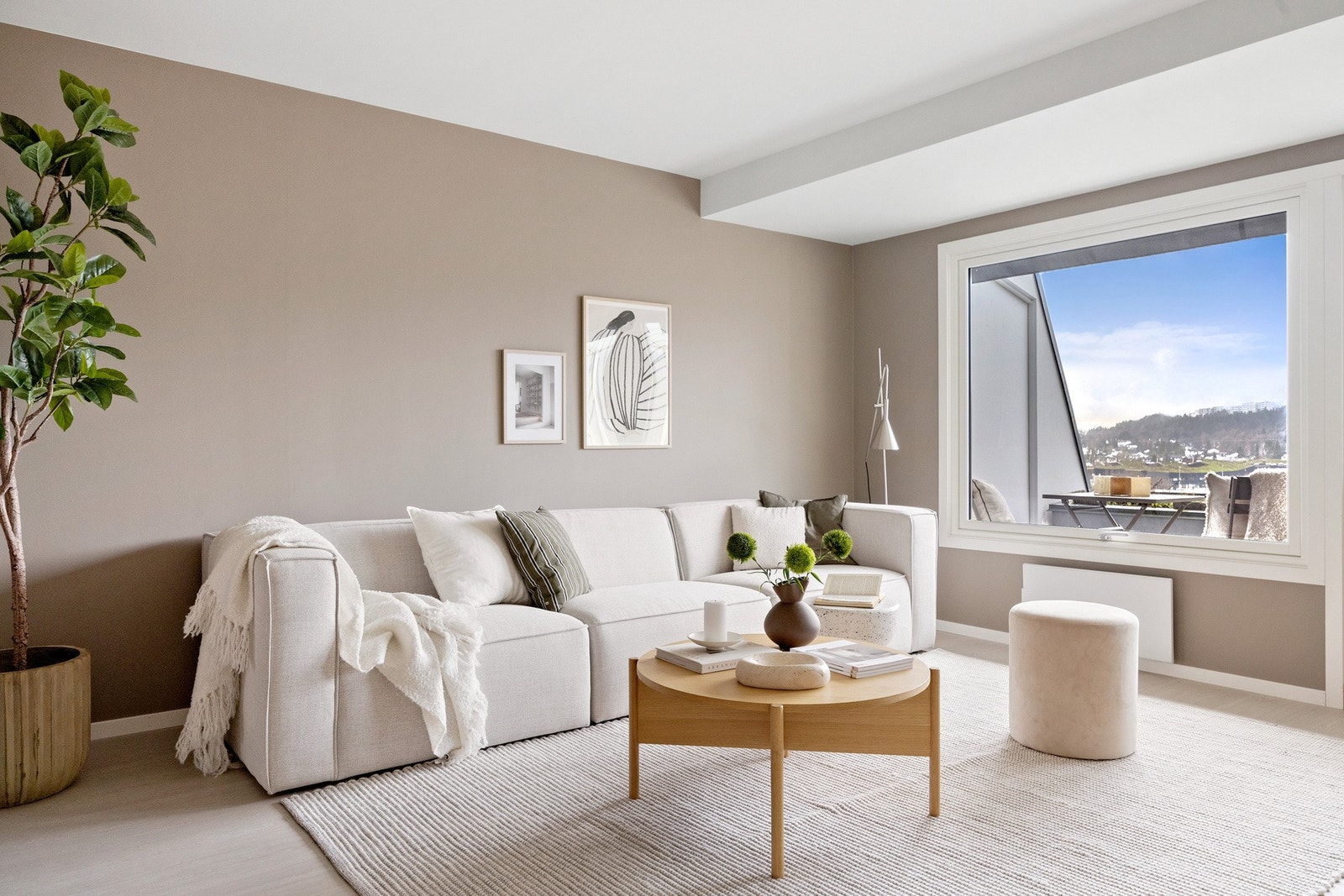 Stuen har lekre overflater fra 2025 i duse og moderne farger. Galleribilde