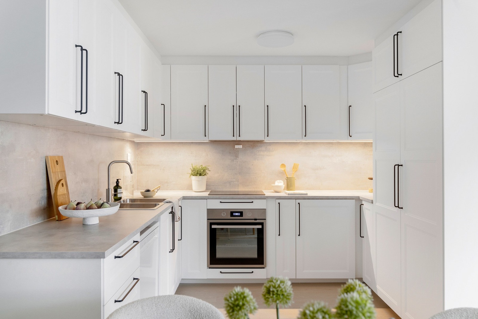 Kjøkken fra 2025, som også er helt ubrukt! Det er integrerte hvitevarer som to kjøleskap, induksjonstopp og stekeovn. Det er frittstående oppvaskmaskin. Galleribilde