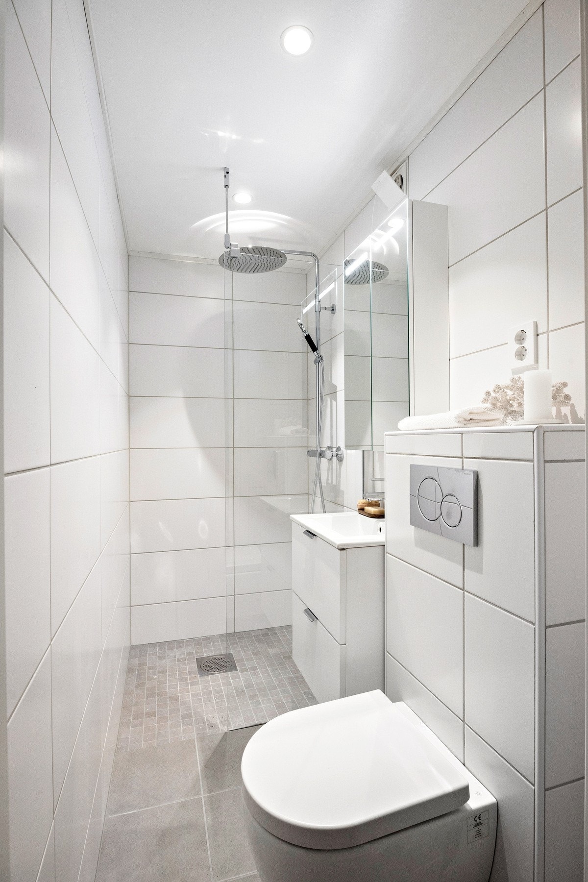 Fra inngangspartiet, stuen og kjøkkenet er boligens andre bad lett tilgjengelig, som også ble totaloppusset i 2025. Galleribilde