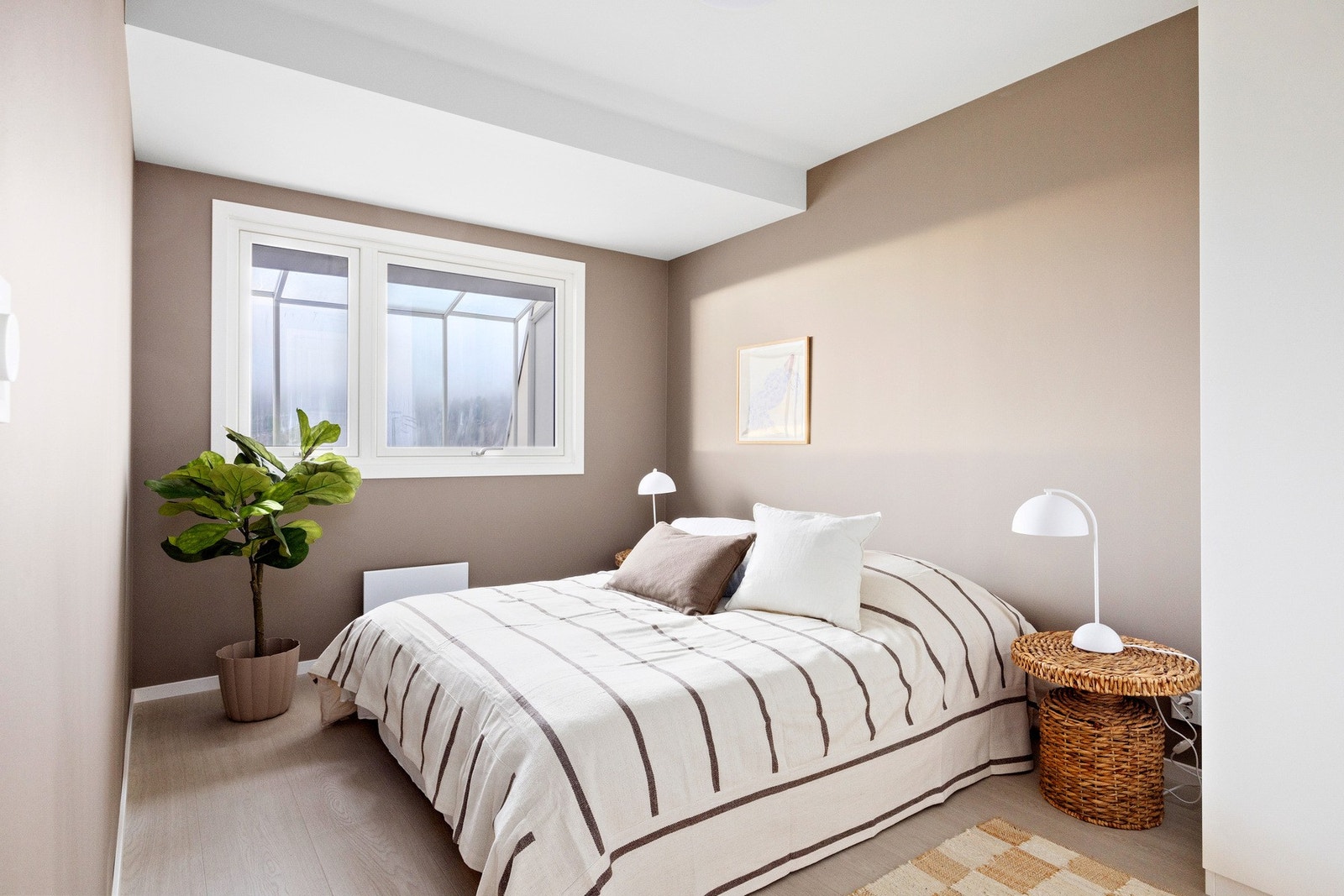 Lunt hovedsoverom med god plass til møblering av dobbeltseng, nattbord og garderobeskap. Galleribilde